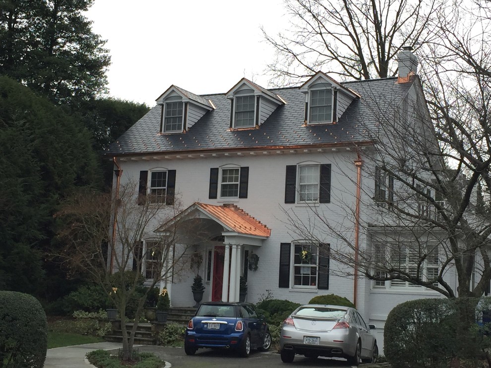 Imagen de fachada de casa gris de estilo americano de tamaño medio de tres plantas con revestimiento de ladrillo, tejado a dos aguas y tejado de teja de barro