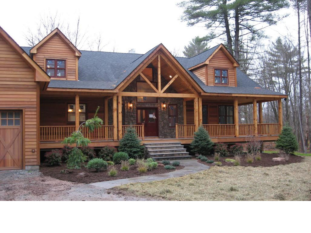 Cette image montre une façade de maison marron craftsman de taille moyenne et à un étage avec un revêtement mixte, un toit à deux pans et un toit en shingle.
