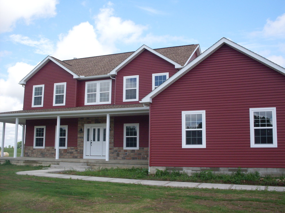 Ejemplo de fachada de casa roja de estilo de casa de campo de tamaño medio de dos plantas con revestimientos combinados, tejado a dos aguas y tejado de teja de madera