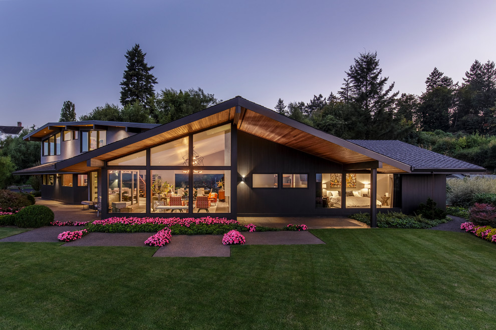 Example of a mid-century modern one-story exterior home design in Portland