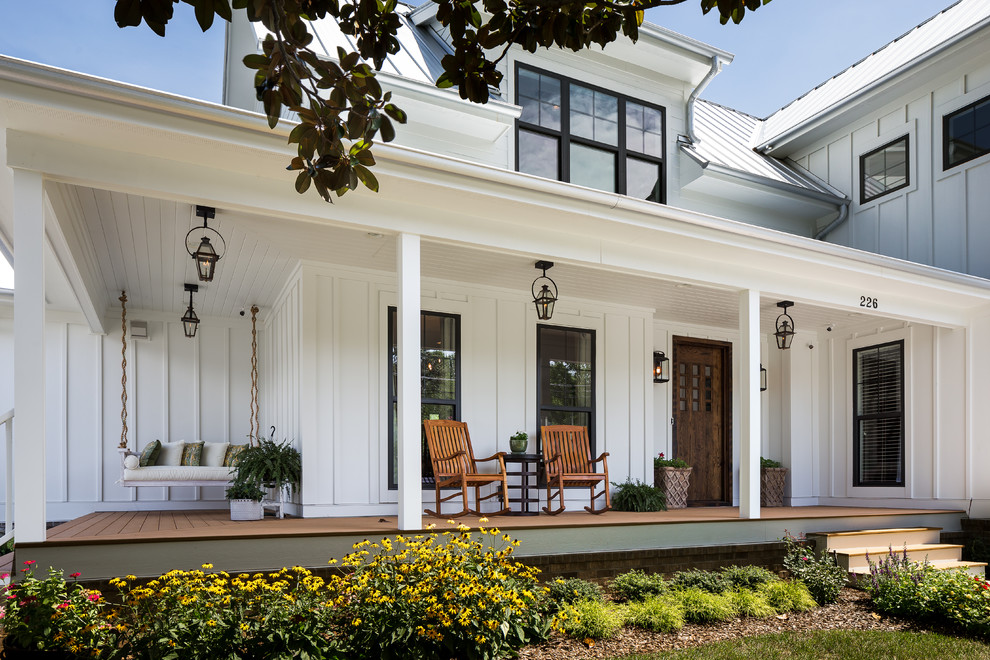 Mittelgroße, Zweistöckige Landhaus Holzfassade Haus mit weißer Fassadenfarbe in Nashville