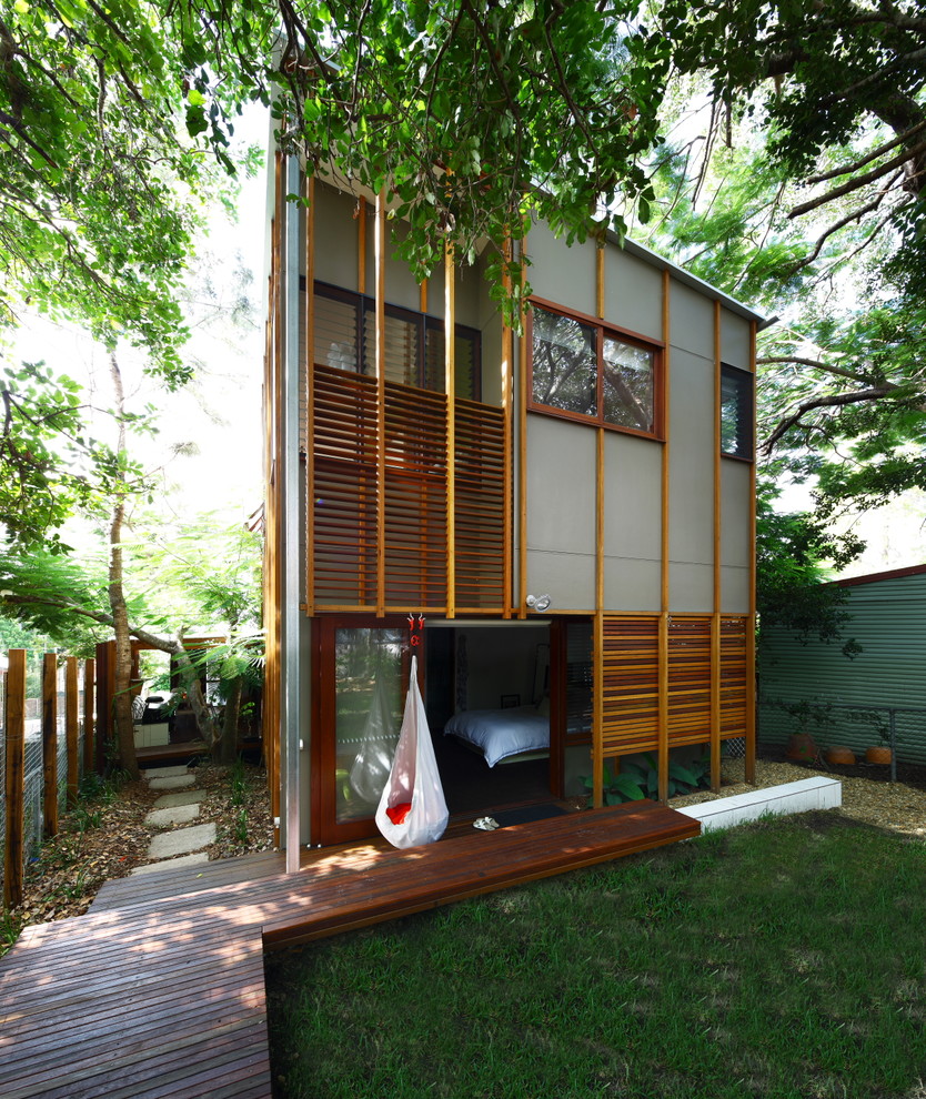Mittelgroßes, Zweistöckiges Modernes Haus mit Betonfassade und grauer Fassadenfarbe in Brisbane