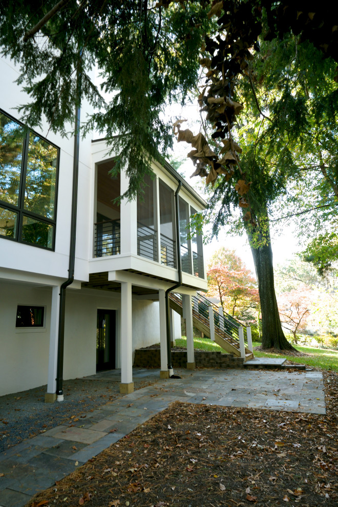 Источник вдохновения для домашнего уюта: большой, трехэтажный, белый частный загородный дом в стиле модернизм с комбинированной облицовкой
