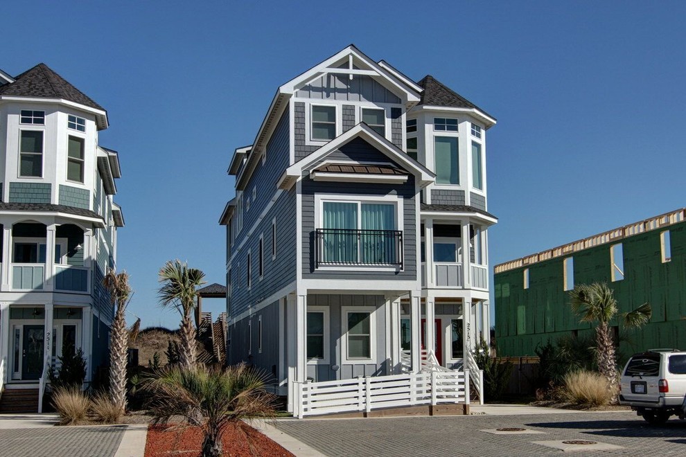 Стильный дизайн: трехэтажный, серый дом среднего размера в морском стиле с комбинированной облицовкой и двускатной крышей - последний тренд