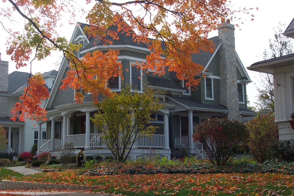 Foto della facciata di una casa vittoriana a tre piani con rivestimento in legno e abbinamento di colori