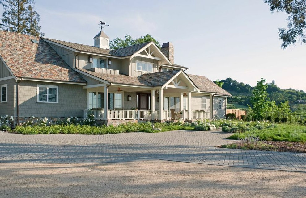 Idée de décoration pour une grande façade de maison verte champêtre à un étage avec un revêtement mixte et un toit à deux pans.