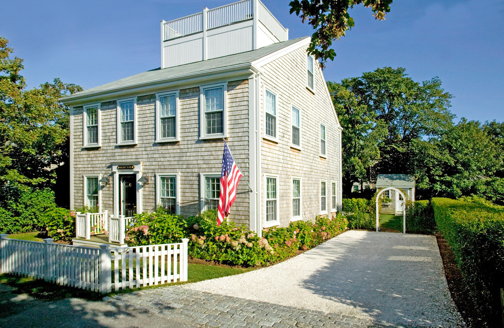 ボストンにある中くらいなトラディショナルスタイルのおしゃれな家の外観の写真