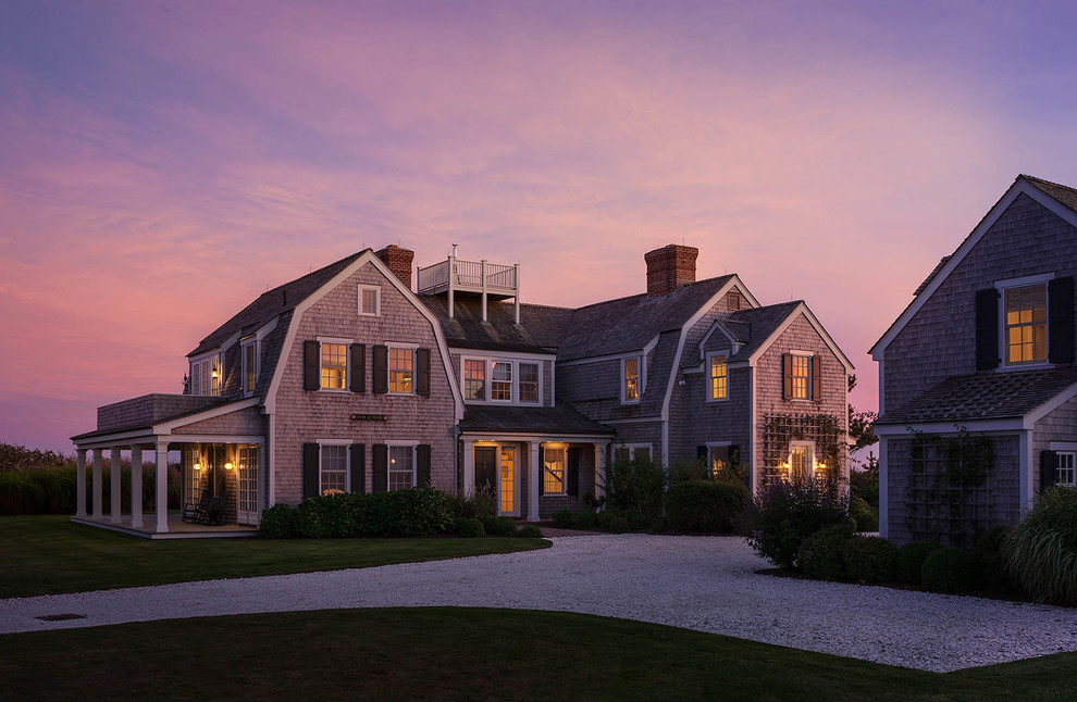 Стильный дизайн: большой, двухэтажный, деревянный, серый дом в классическом стиле - последний тренд