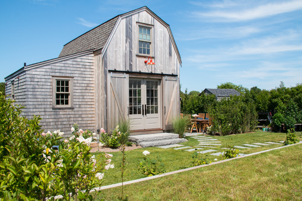 Zweistöckiges Landhaus Haus mit grauer Fassadenfarbe, Mansardendach und Schindeldach in Boston