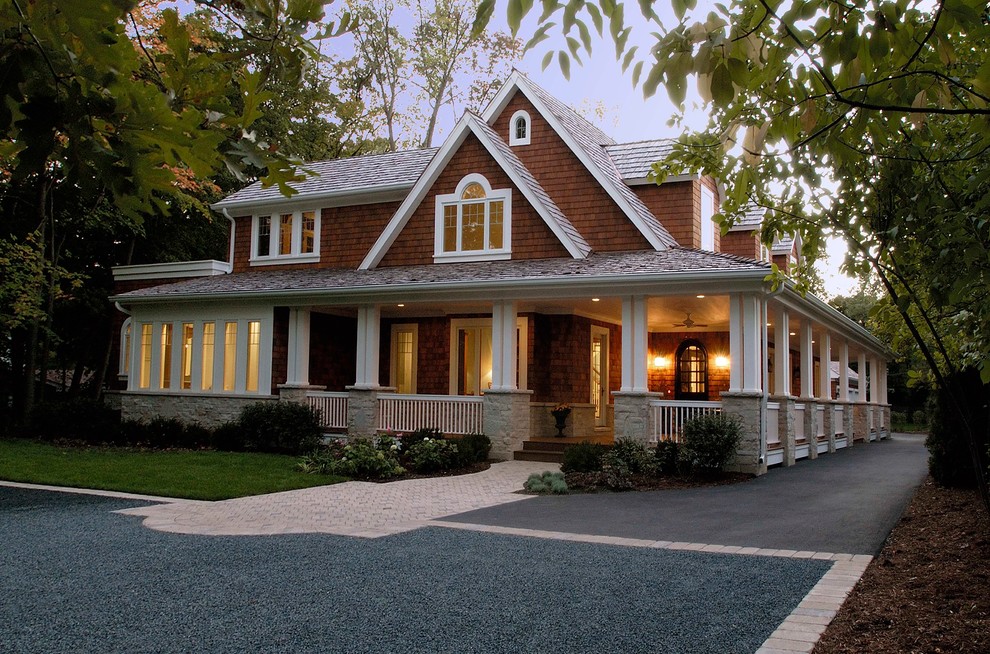 Esempio della facciata di una casa ampia marrone classica a due piani con rivestimento in legno e tetto a capanna