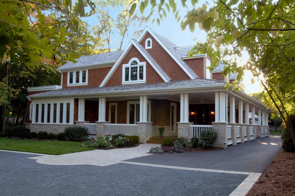 Geräumige, Zweistöckige Klassische Holzfassade Haus mit brauner Fassadenfarbe und Satteldach in Chicago