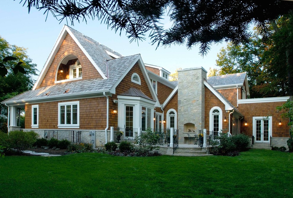 Diseño de fachada marrón clásica extra grande de dos plantas con revestimiento de madera y tejado a dos aguas