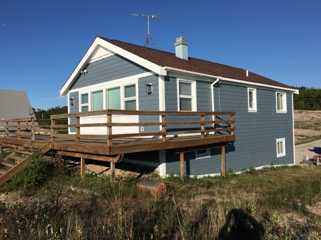 Idées déco pour une façade de maison bleue bord de mer en bois de taille moyenne et à un étage avec un toit à deux pans.