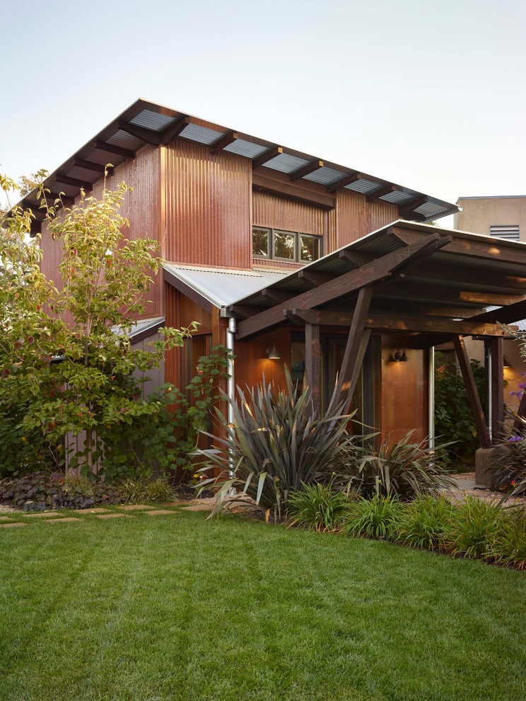 Источник вдохновения для домашнего уюта: большой, двухэтажный, коричневый дом в стиле лофт с облицовкой из металла и крышей-бабочкой