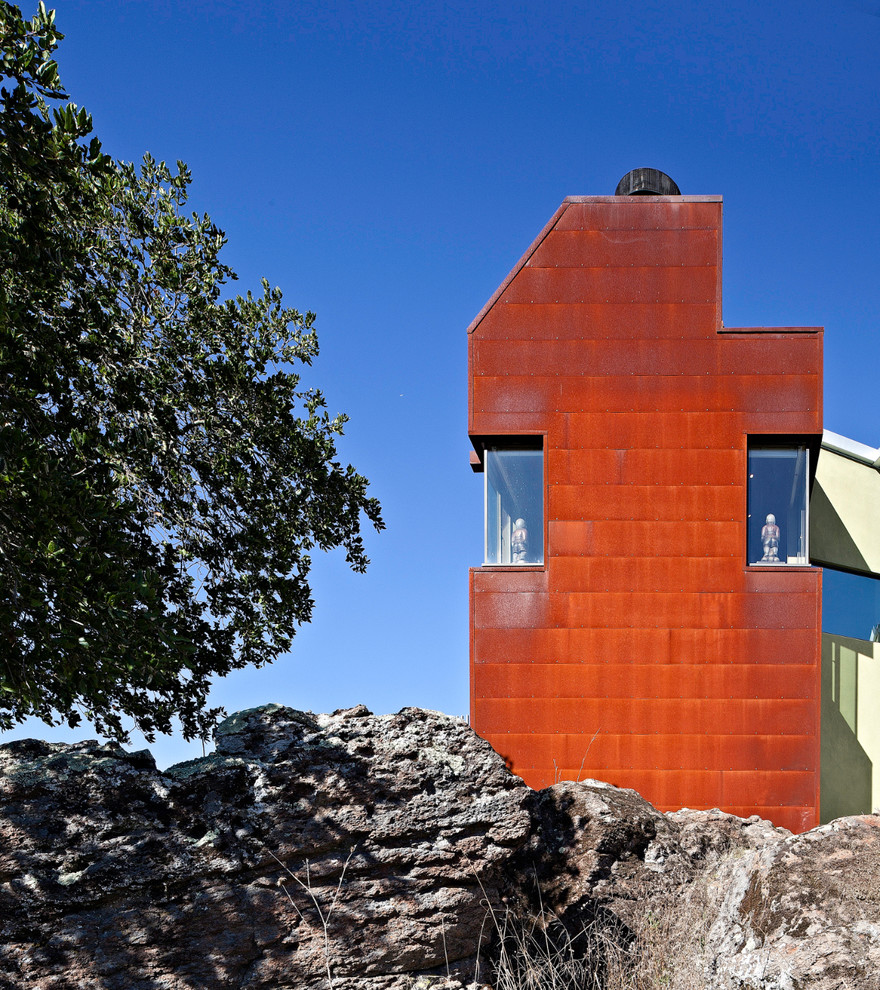 На фото: трехэтажный дом в стиле лофт с облицовкой из металла с
