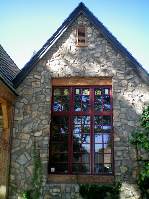 Imagen de fachada rural de una planta con revestimiento de piedra