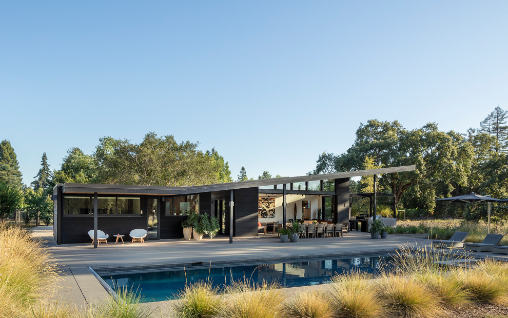 Inspiration for a black retro bungalow detached house in San Francisco with a lean-to roof.