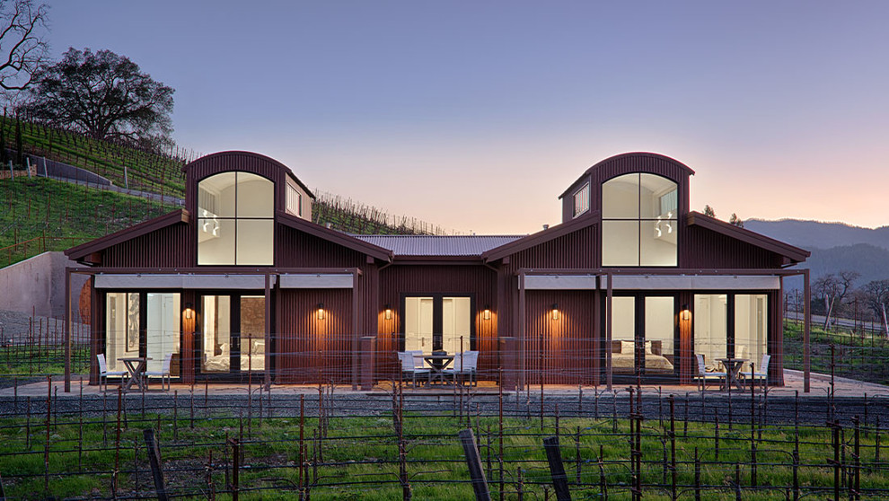 Idee per la villa marrone country a un piano con rivestimento in metallo, tetto a capanna e copertura in metallo o lamiera