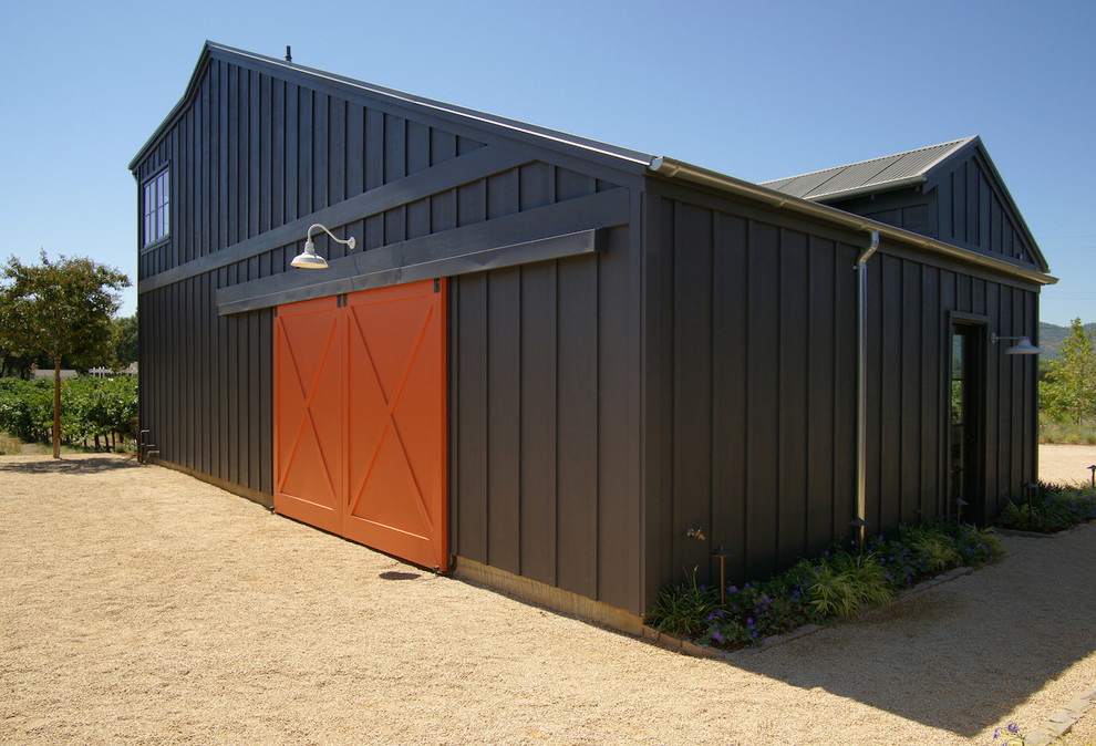 Diseño de fachada gris de estilo de casa de campo grande de dos plantas con revestimiento de madera y tejado de un solo tendido