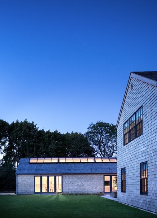 Exemple d'une grande façade de maison grise nature à un étage avec un revêtement mixte, un toit plat et un toit en shingle.