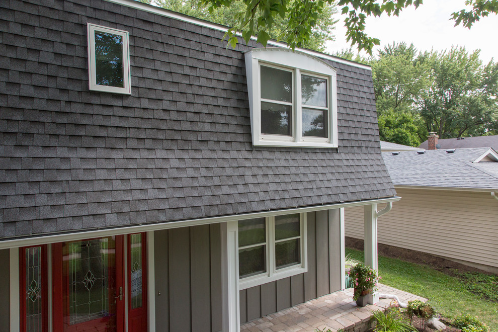 Ejemplo de fachada gris clásica de tamaño medio de dos plantas con revestimiento de aglomerado de cemento y tejado a doble faldón
