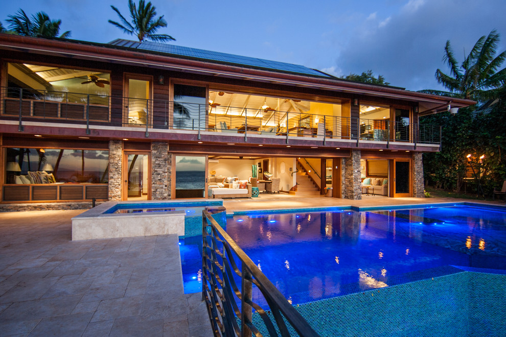 Großes, Zweistöckiges Haus mit Blechdach in Hawaii