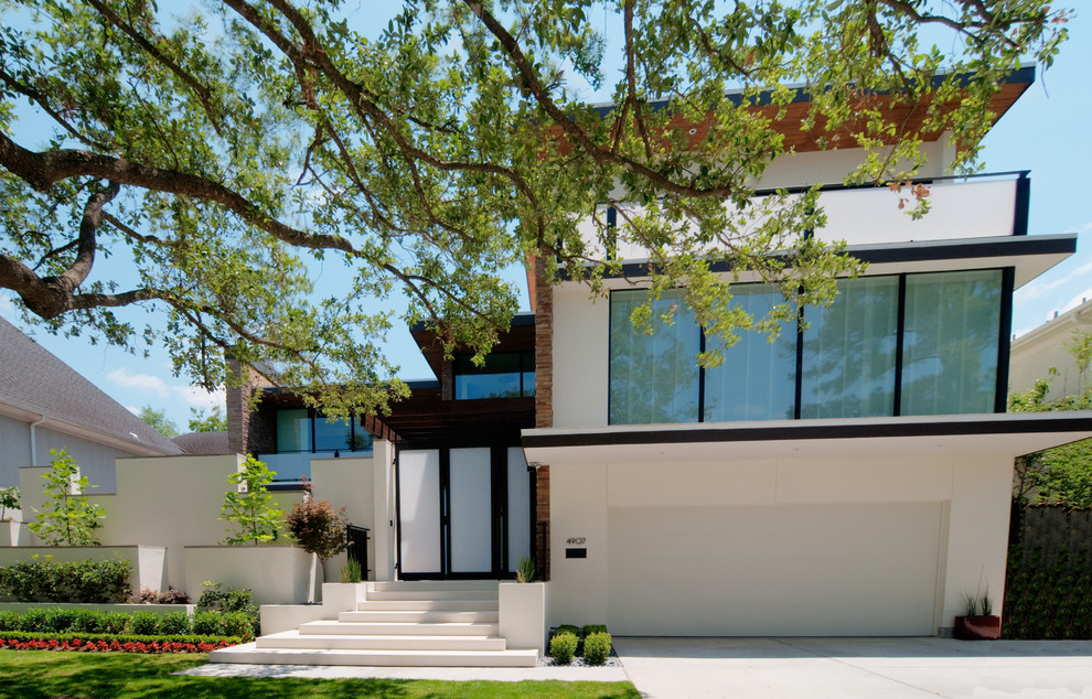 Dreistöckiges Modernes Haus mit weißer Fassadenfarbe in Houston