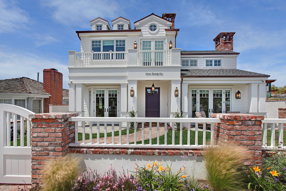 Immagine della facciata di una casa bianca stile marinaro a due piani