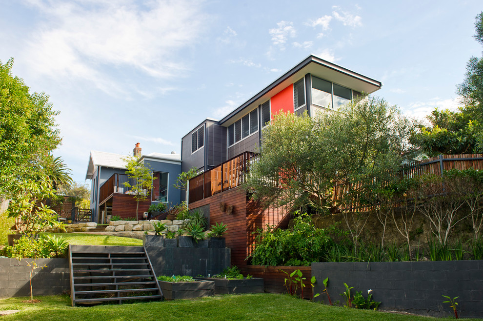 Medium sized and gey contemporary two floor house exterior in Sydney.