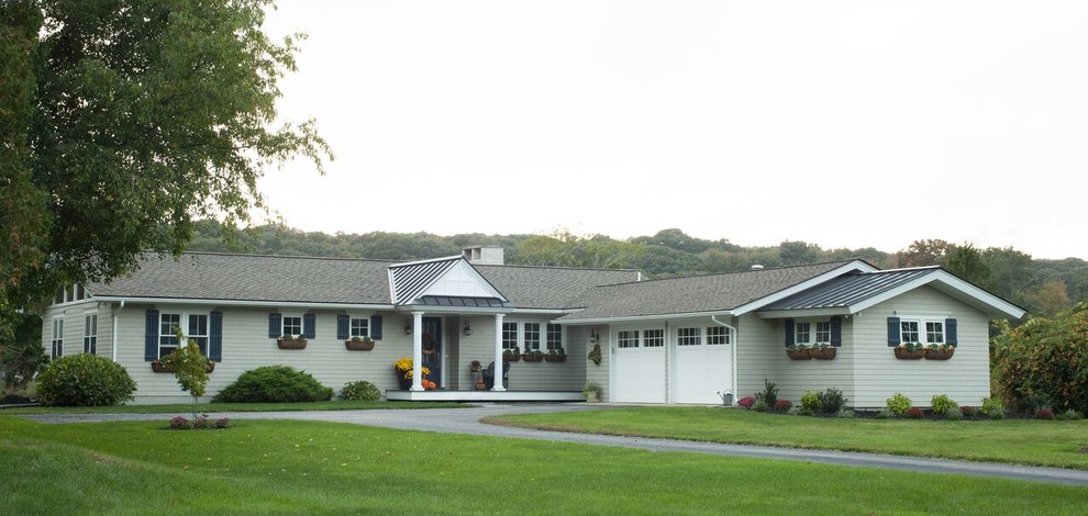Diseño de fachada de casa gris costera de tamaño medio de una planta con revestimiento de madera, tejado a dos aguas y tejado de metal