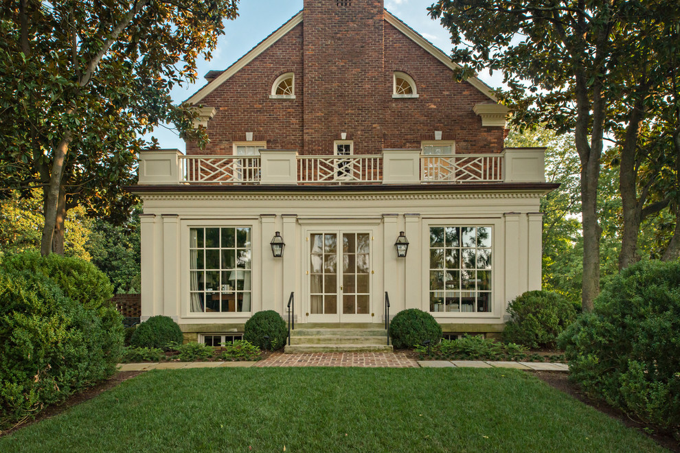 Ispirazione per la facciata di una casa ampia beige classica a tre piani con rivestimenti misti e tetto a mansarda