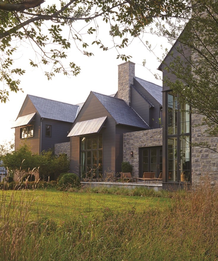 Идея дизайна: зеленый дом в стиле неоклассика (современная классика) с двускатной крышей