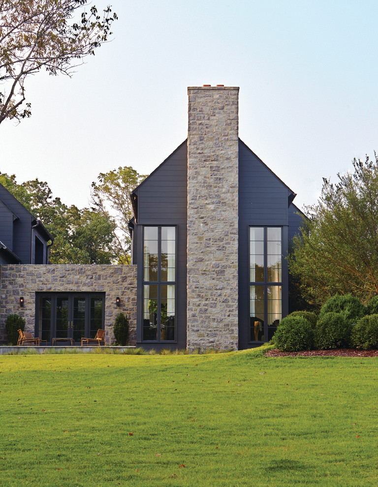Diseño de fachada gris clásica renovada de dos plantas con revestimientos combinados y tejado a dos aguas