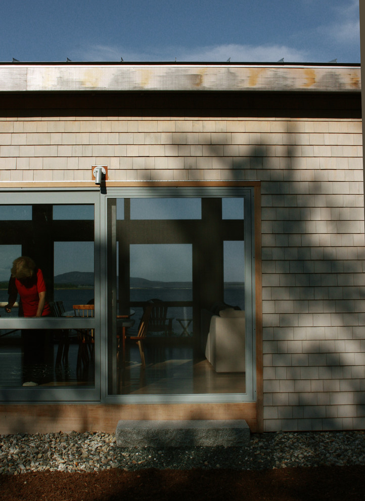 Idee per la facciata di una casa grigia contemporanea a un piano di medie dimensioni con rivestimento in legno