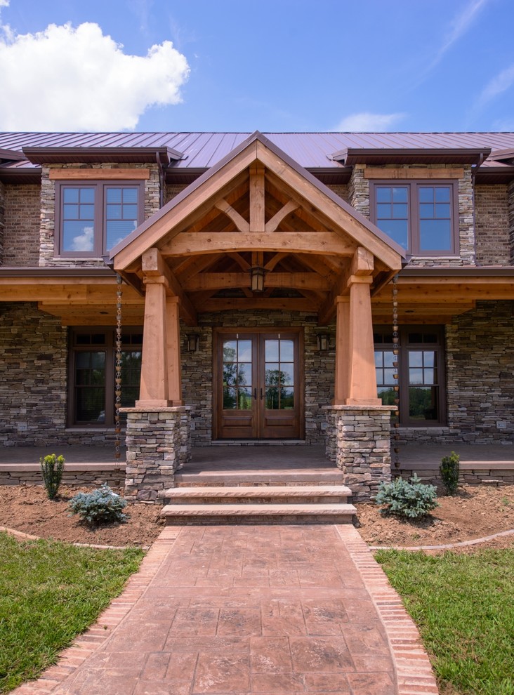 Idée de décoration pour une façade de maison marron champêtre en pierre.