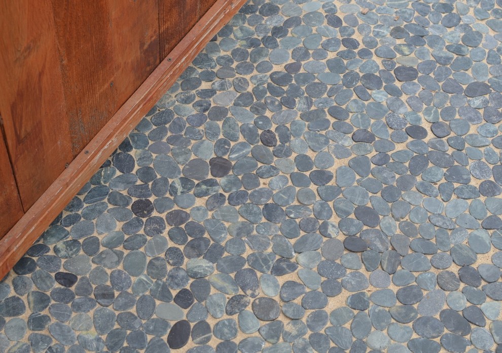 Natural stone sliced pebble tile path Asian Exterior