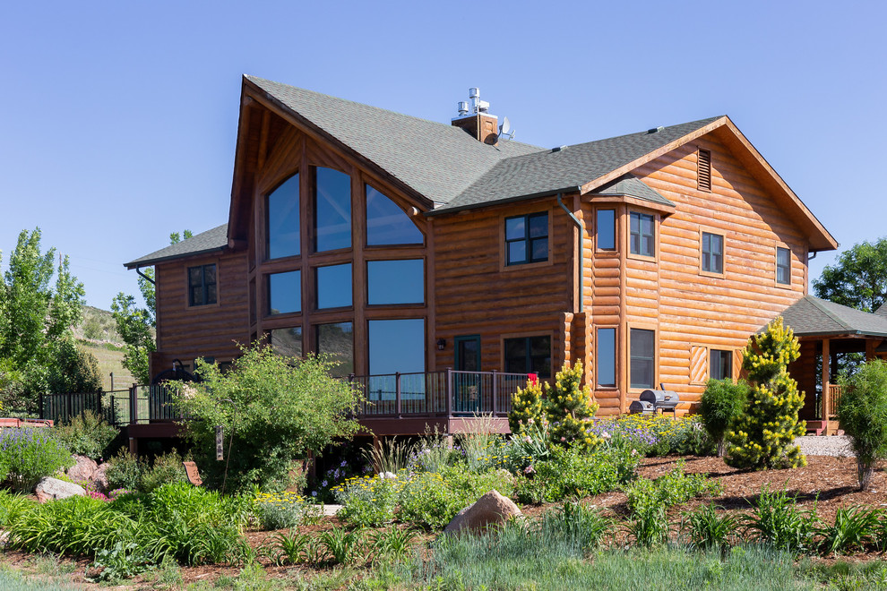 Inspiration pour une façade de maison marron chalet à un étage avec un toit à deux pans et un toit en shingle.