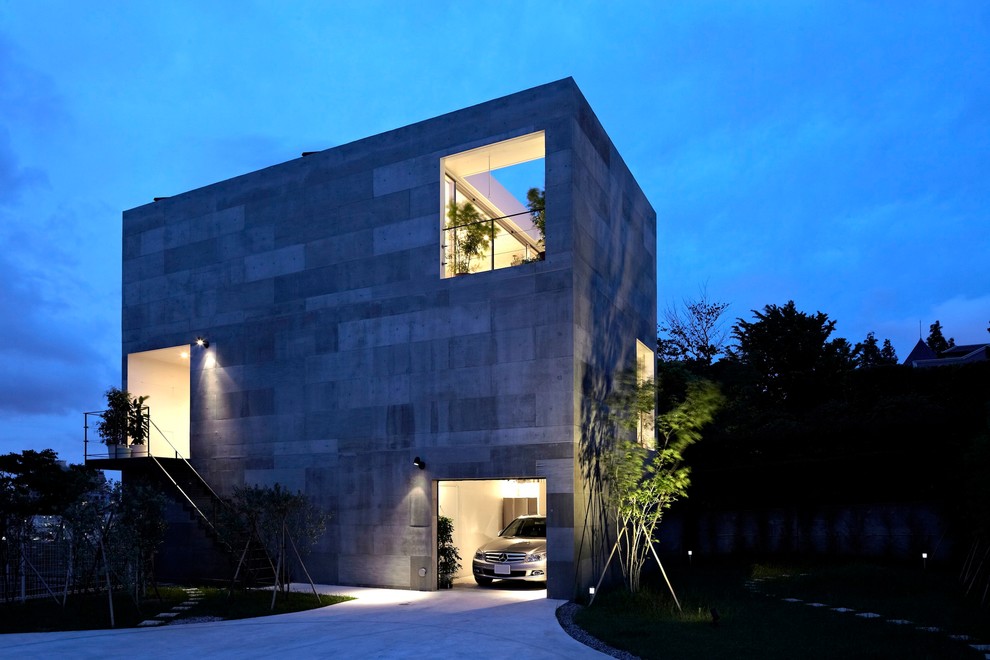 Inspiration pour une façade de maison grise design en béton de taille moyenne et à deux étages et plus.