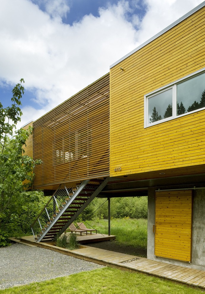На фото: деревянный дом в стиле модернизм с