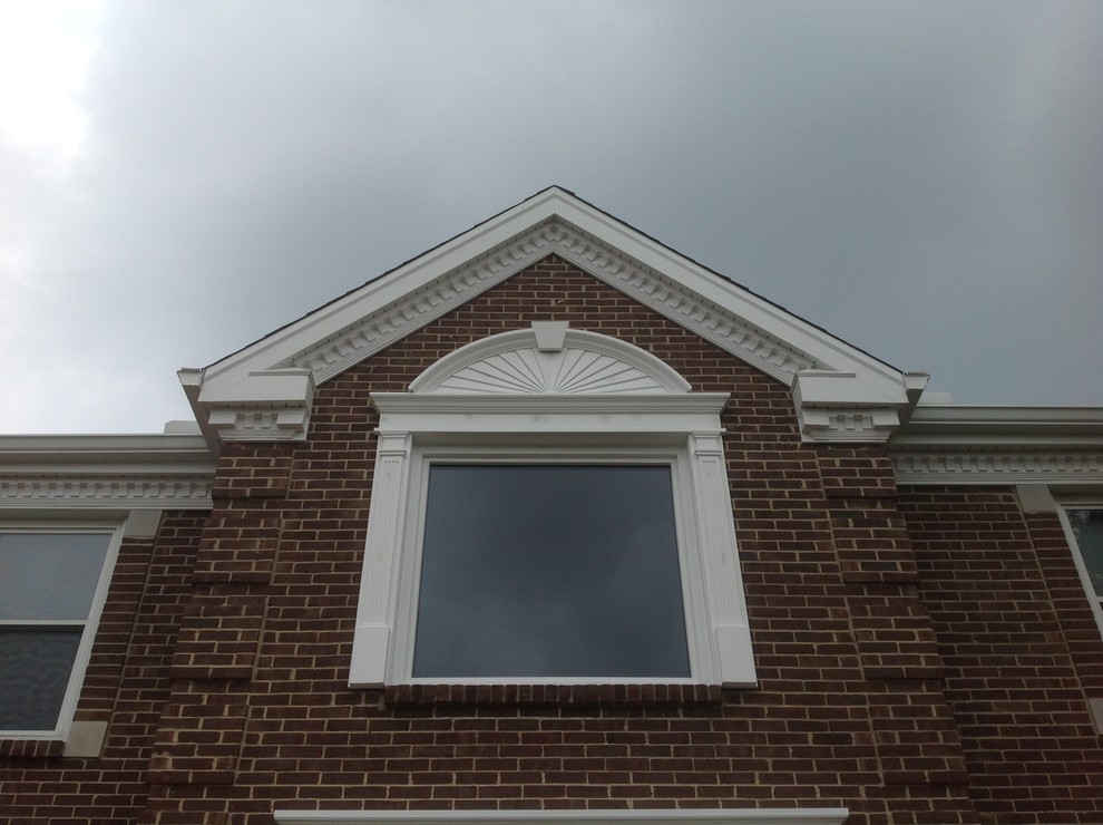 This is an example of a traditional two floor detached house in Cincinnati with vinyl cladding.