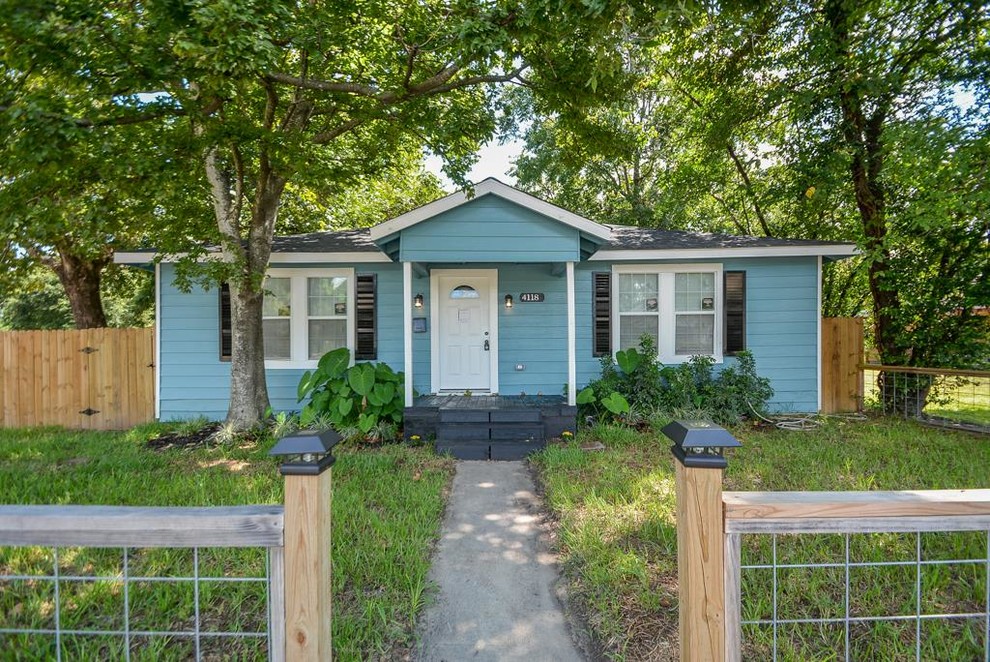 Kleines, Einstöckiges Rustikales Haus mit Metallfassade und blauer Fassadenfarbe in Houston
