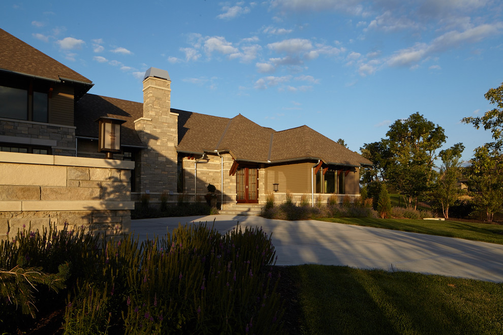 Ispirazione per la facciata di una casa ampia marrone american style a due piani con rivestimento in pietra