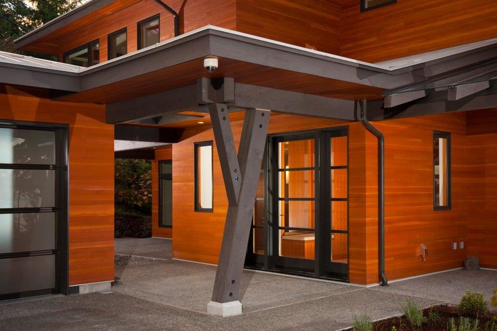 Стильный дизайн: большой, трехэтажный, деревянный, коричневый дом в современном стиле с односкатной крышей - последний тренд