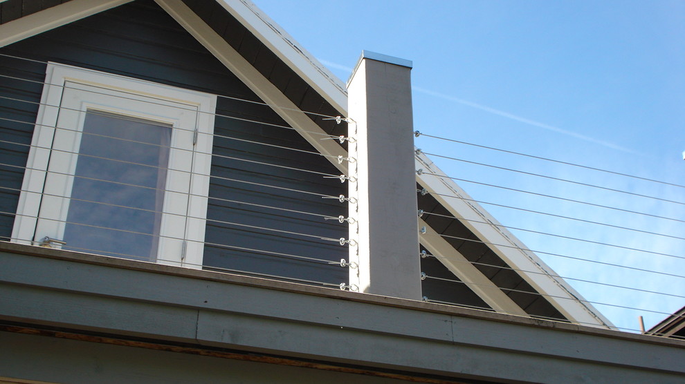 Foto de fachada azul de estilo americano de tamaño medio de dos plantas con revestimiento de vinilo y tejado a dos aguas