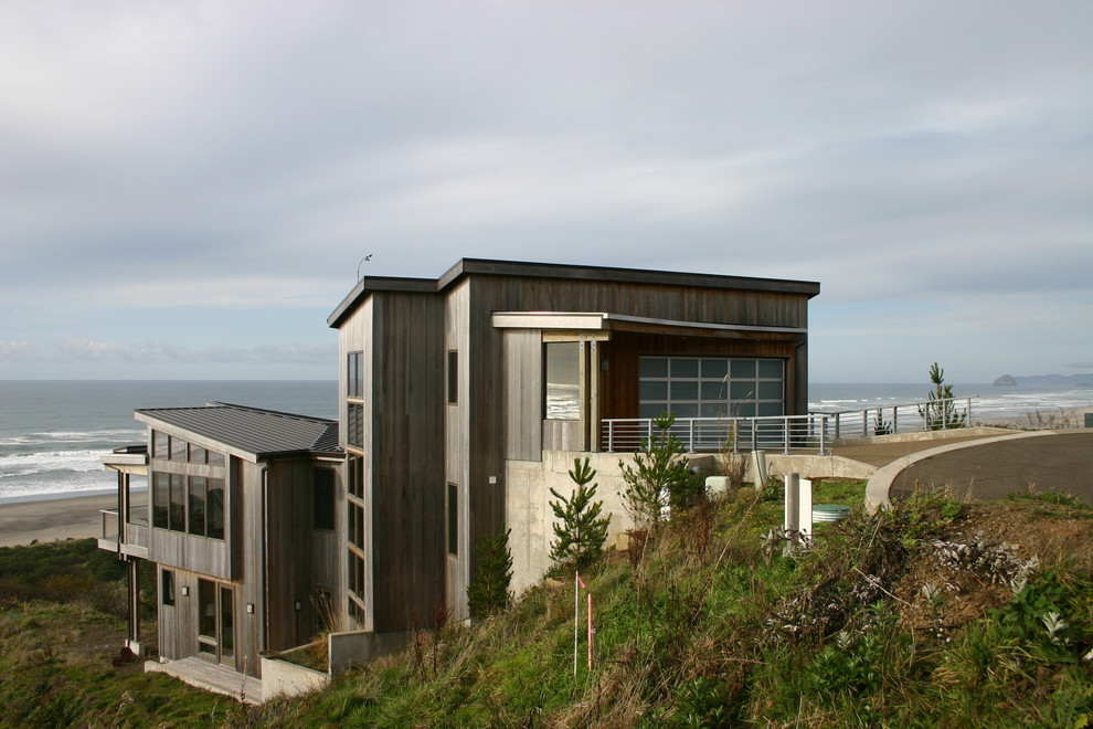 Immagine della facciata di una casa contemporanea a tre piani con rivestimento in legno