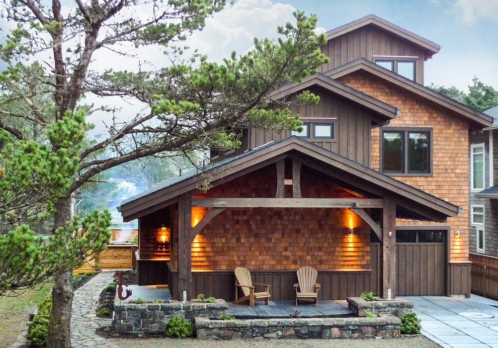 Cette image montre une façade de maison marron chalet en bois de taille moyenne et à un étage avec un toit à deux pans et un toit en shingle.