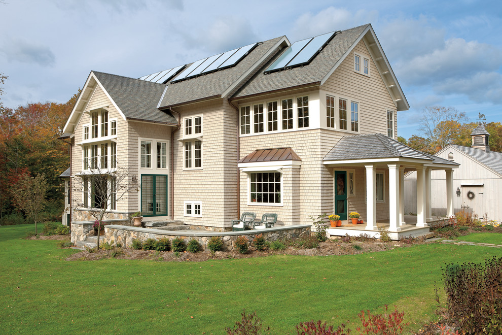 Idee per la facciata di una casa grande beige classica a due piani con rivestimento in legno e tetto a capanna