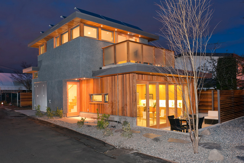 Cette photo montre une façade de maison grise tendance en bois à un étage.