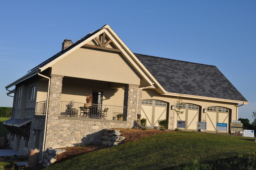 Diseño de fachada beige de estilo americano pequeña de una planta con tejado a dos aguas y revestimiento de piedra