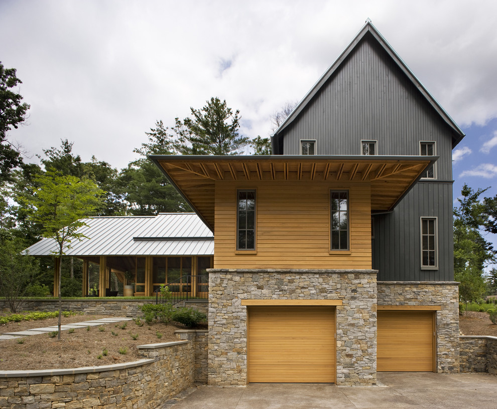 На фото: двухэтажный, бежевый частный загородный дом в стиле неоклассика (современная классика) с комбинированной облицовкой и металлической крышей с